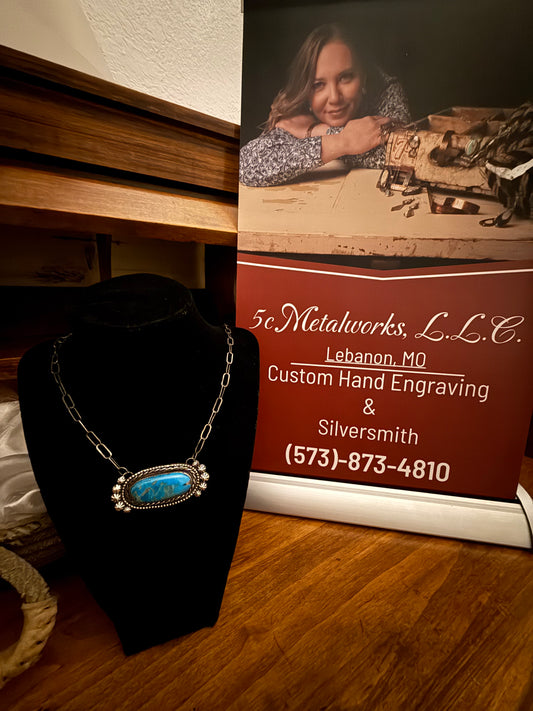 Kaolin Kingman Bar Pendant with Shot Border